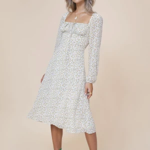Adoore Venice dress lemon strl 38 NY - Adoore mest populära klänning i modellen Venice. Blommig klänning med gula blommor. Den här modellen finns inte längre att få tag på så passa på. Storlek 38 helt ny med lapp 