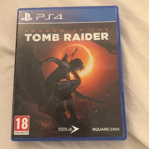 Shadow of the Tomb Raider - Följ med Lara Croft på ett episkt äventyr fyllt av action, mysterier och farliga utmaningar. Perfekt för dig som gillar spänning, utforskning och att lösa gåtor i exotiska miljöer. En riktig klassiker för unga vuxna som älskar äventyr!