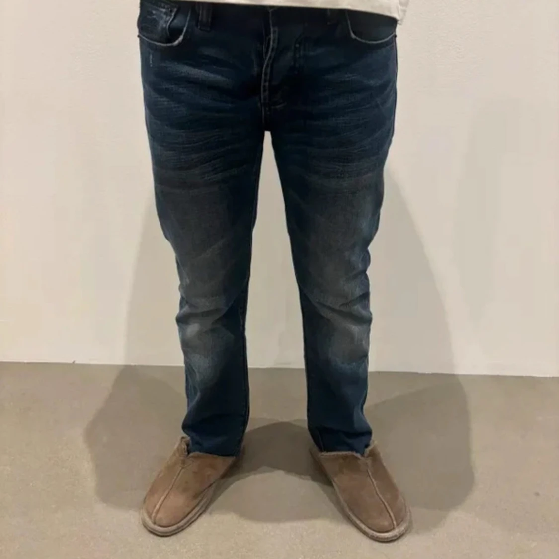 Mörkblå jeans med straight fit