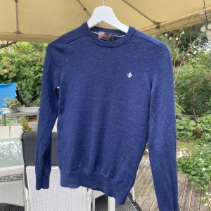 Blå merinoulltröja från Morris XS - Snygg marinblå tröja från Morris i 100% merinoull.  Helt äkta, storleken är lite liten. Skick 8/10