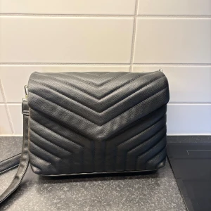 Svart axelväska - Säljer en svart väska. Mycket fint skick. 