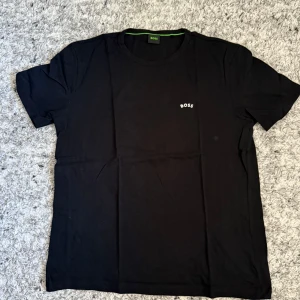 Hugo boss tröja svart  - Hugo Boss Tröja – Svart 👕 Storlek:M 🔄 Skick: 8/10 – lätt använd, bra skick 🖤 Färg: Svart 💎 Märke: Hugo Boss