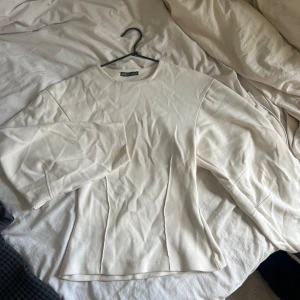 Vit/beige figursydd tröja från Zara - En stilren vit/beige långärmad tröja från Zara i mjuk bomull. Tröjan är figursydd och sitter sååå fint på! Säljer pga av att den tyvärr inte kommer till användning ❤️