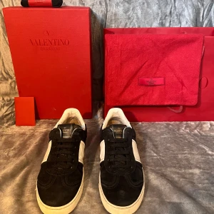 Valentino flycrew - Valentino flycrew storlek: 36 | Skick: Mycket bra | Nitar: 3 nitar borta | Tillbehör: Extra snören, Box, dustbag, valentino bag, och kuvert samt valentino kort | Bara att skriva vid frågor eller funderingar