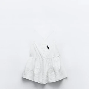 Zara topp - Jätte söt topp från Zara. Har inga bilder på då den inte passar mig. Ena snöret gick av och har sytt ihop det själv därav priset🥰se sista bild 