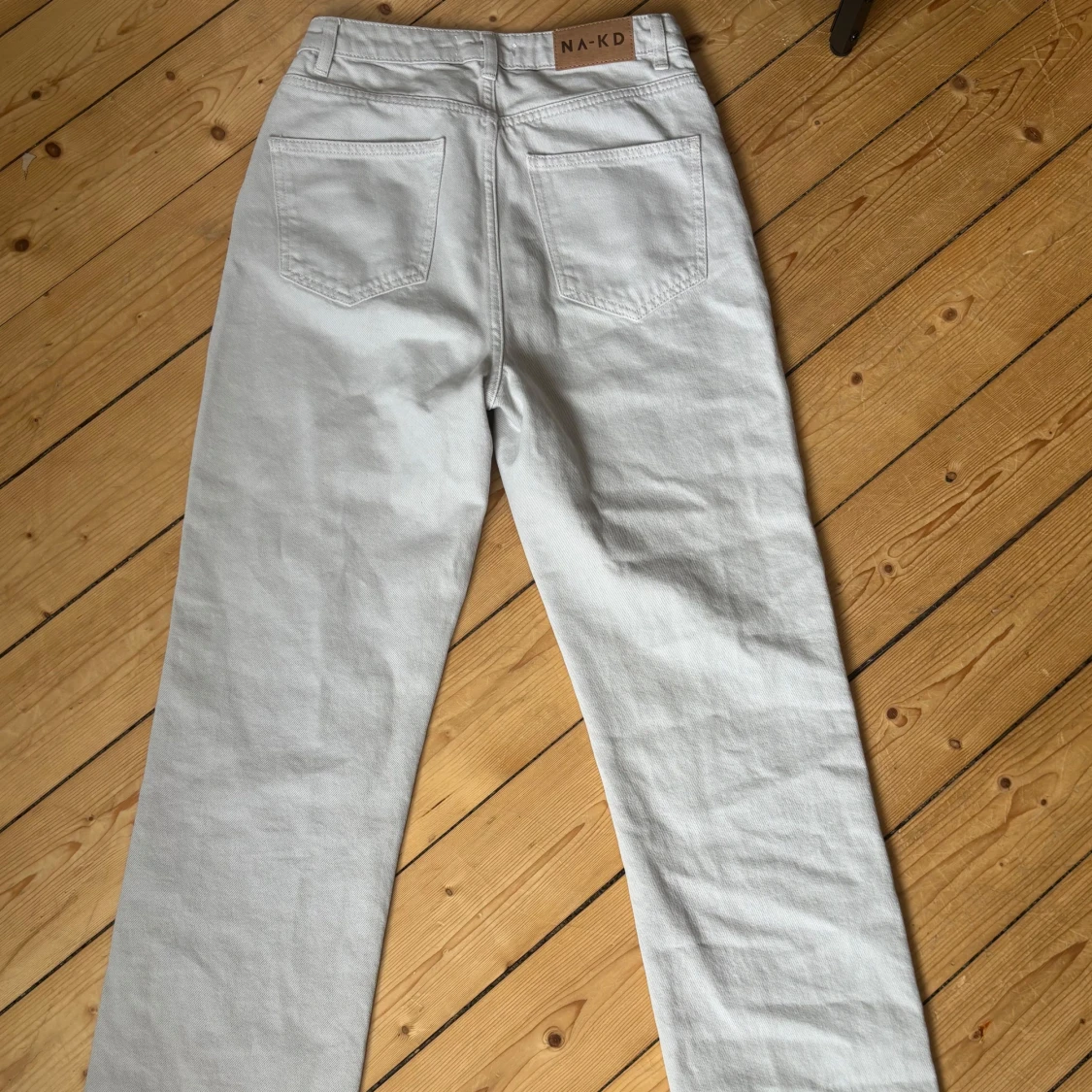 Ljusgråa raka jeans - 2