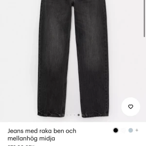 Svarta raka jeans med midwaist - Snygga svarta jeans med raka ben och klassisk femficksdesign. Jeansen har en mellan hög midja och är tillverkade i mjukt denim-material som ger en chill och avslappnad vibe. Passar perfekt till sneakers och crop tops för en cool streetstyle-look.