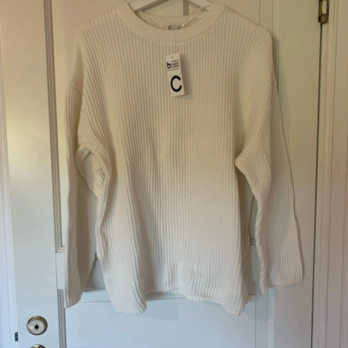 Vit ribbstickad tröja från Cubus