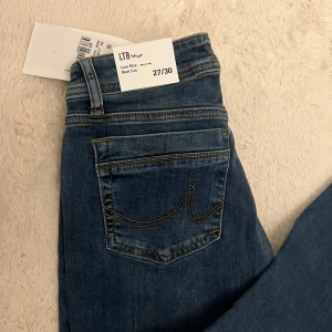 LTB bootcut jeans low rise blå 27/30 - Snygga blå jeans från LTB i bootcut-modell med låg midja. Storleken passar som xs/s men är lite för långa för mig har aldrig andvänds PRIS KAN DISKUTERAS köpt för 829kr Lapp,ettiket frf på