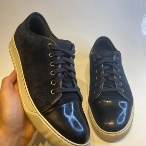 Lanvin Skor - | Lanvin Skor Navy | Uk 8 sitter 42~43 | Skick 8/10(lite smutsig sula annars fint skick) | Inget Og | Nypris 5299kr Mitt pris 2399kr