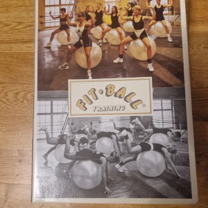 Gymboll  - Pillatesball i bra kvalitet som är tillverkad i Italien. Man kan göra  inspirerande övningar och gruppträning med träningsboll, perfekt för dig som vill stärka kroppen och ha kul samtidigt. Passar både nybörjare och dig som vill ta din träning till nästa nivå.