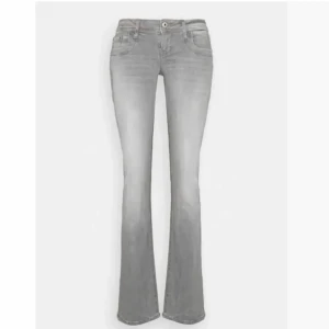 Gråa ltb jeans  - Snygga grå jeans med bootcut-snitt och låg midja. Jeansen har klassisk femficksdesign, knapp och dragkedja framtill samt lätt tvättad look. Perfekta för dig som gillar en avslappnad men trendig stil.
