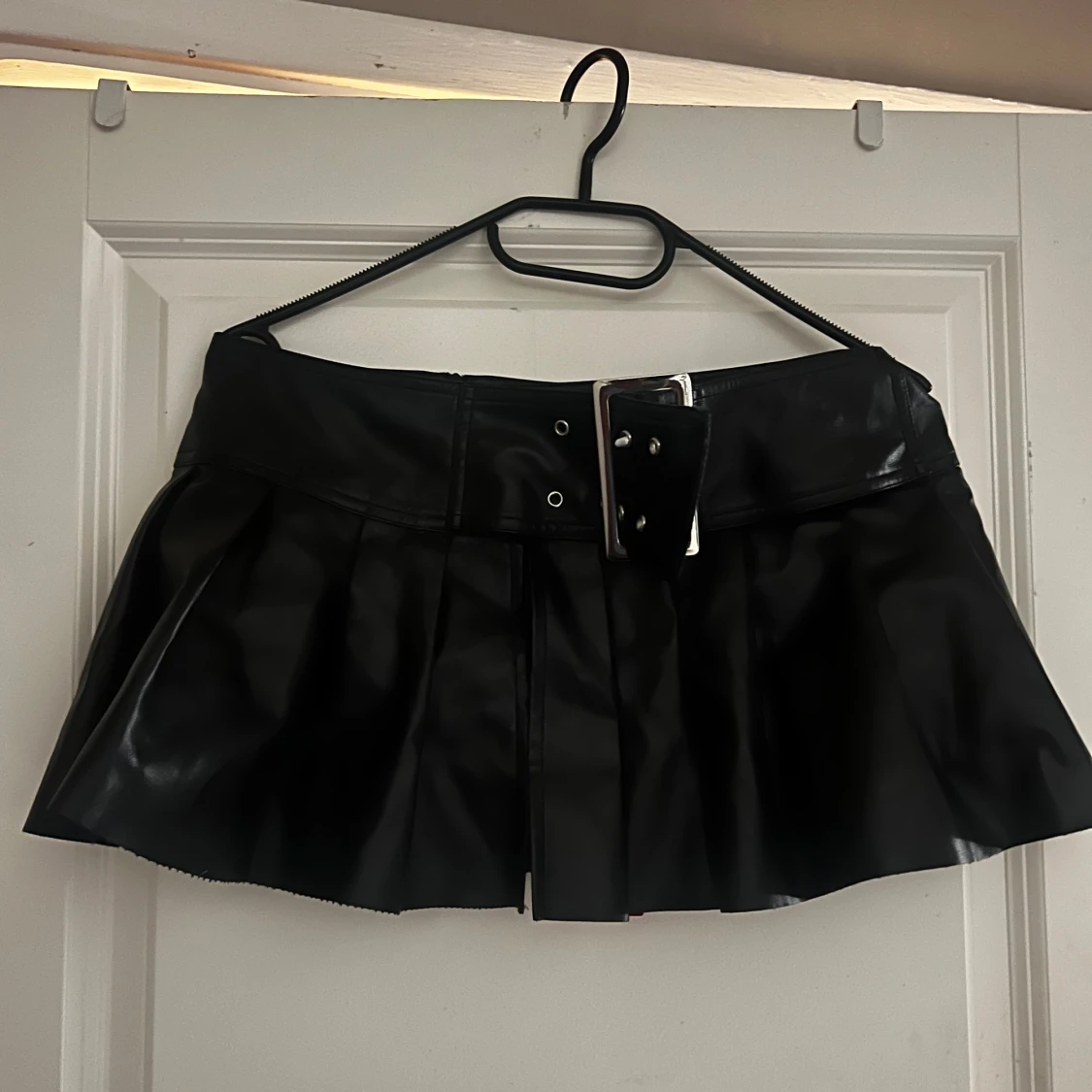 Svart minikjol i skinnimitation med bälte