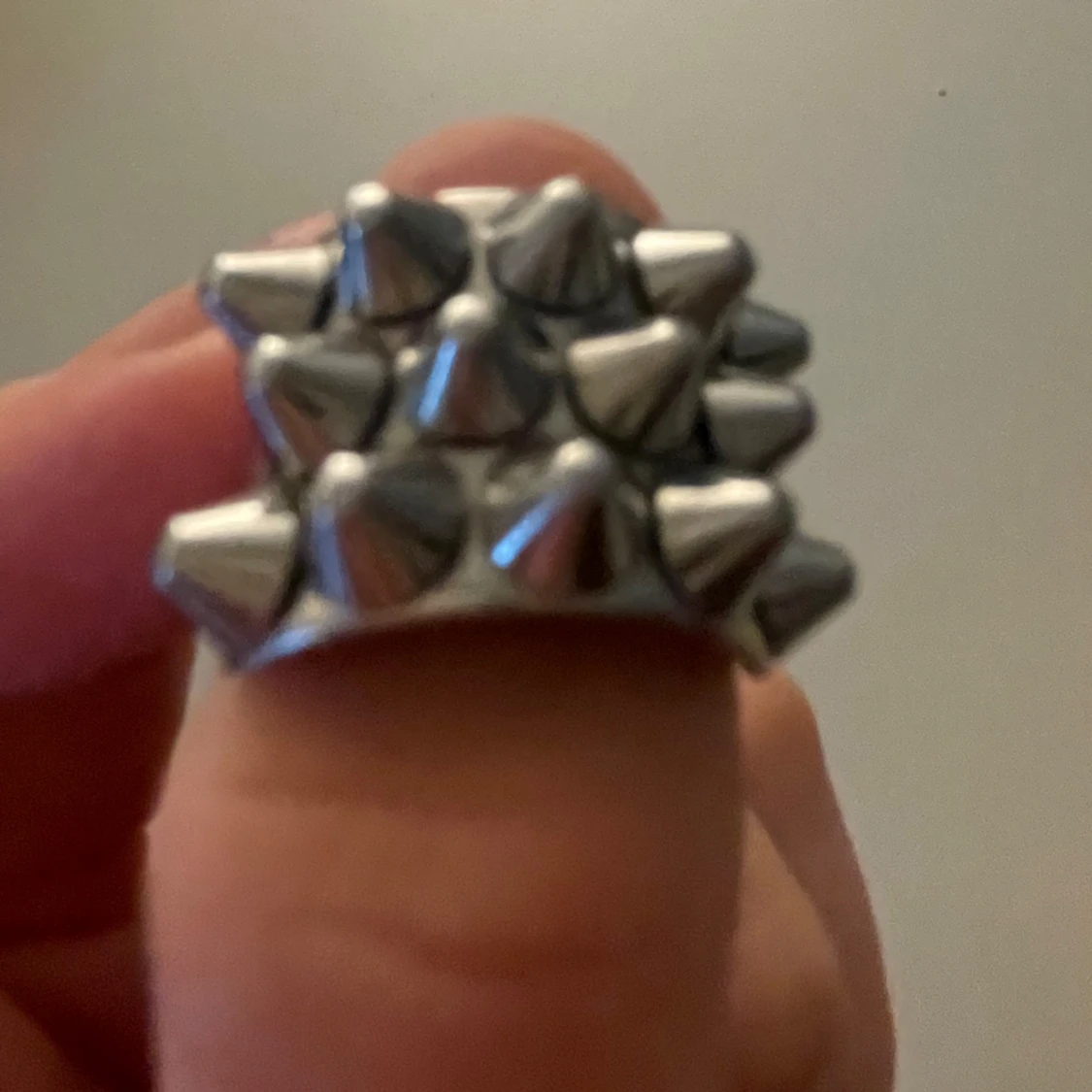 Silvrig ring med nitar från Edblad - 1