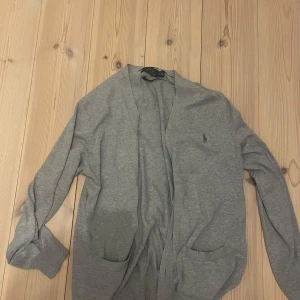 Ralph Lauren cardigan - Säljer en grå Ralph lauren cardigan perfekt nu till hösten 