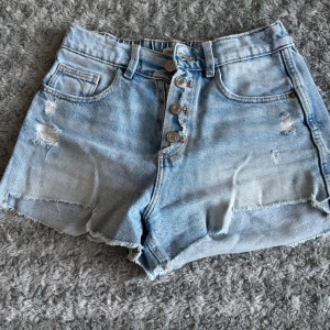 Denimshorts med hög midja - Supercoola shorts med hög midja i storlek 164 från Zara! Finns även ett likadant par fast i rosa uppe på min profil🩷