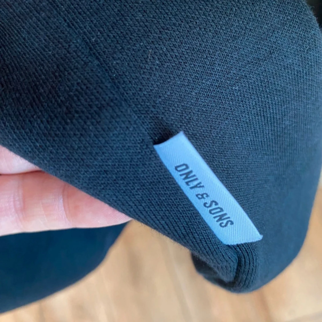 Svart hoodie från Only & Sons - 1