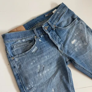 Dondup George  - Dondup George - skick 9/10, mycket fint skick - storlek 29/30, men kan även passa w28 - sjukt feta och eftertraktade jeans med schyssta slitningar! - jag är 177 och dom är för korta på mig, passar förmodligen någon runt 165-170cm - hör av er vid fler frågor!