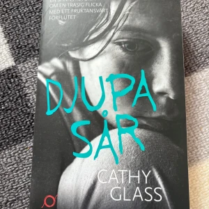 Djupa sår - En gripande bok om trettonåriga Dawn som flyttar hem till Cathy. Under ytan döljer sig hemligheter och trauman från barndomen. Perfekt för dig som gillar starka berättelser om att övervinna svårigheter och att hitta hopp även när livet är tufft.