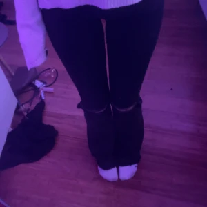 svarta jeans - svarta jeans från american eagle. jätte fina super stretchiga passar jätte bra.