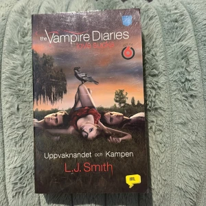 The Vampire Diaries: Uppvaknandet och Kampen - Två första delarna i den populära serien om mystik, kärlek och vampyrer. Perfekt för dig som gillar starka känslor, spänning och episka triangeldraman. Boken ligger till grund för den kända tv-serien och passar dig som vill ha en riktigt fängslande läsupplevelse.