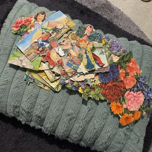 Bokmärken – samling med vintage motiv - Stor samling färgglada bokmärken med motiv av blommor, barn och sagokaraktärer. Perfekt för dig som gillar nostalgi, pyssel eller vill dekorera dina anteckningsböcker. Passar både unga och unga vuxna som vill sätta personlig prägel på sina böcker eller brev.