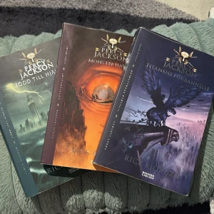 Percy Jackson: Född till hjälte, Monsterhavet, Titanens förbannelse - Upptäck de tre första delarna i Percy Jackson-serien! Perfekt för dig som gillar spänning, äventyr och mytologi. Snygga omslag och populära bland unga läsare. En bokserie som tar dig med på episka resor och magiska upplevelser.