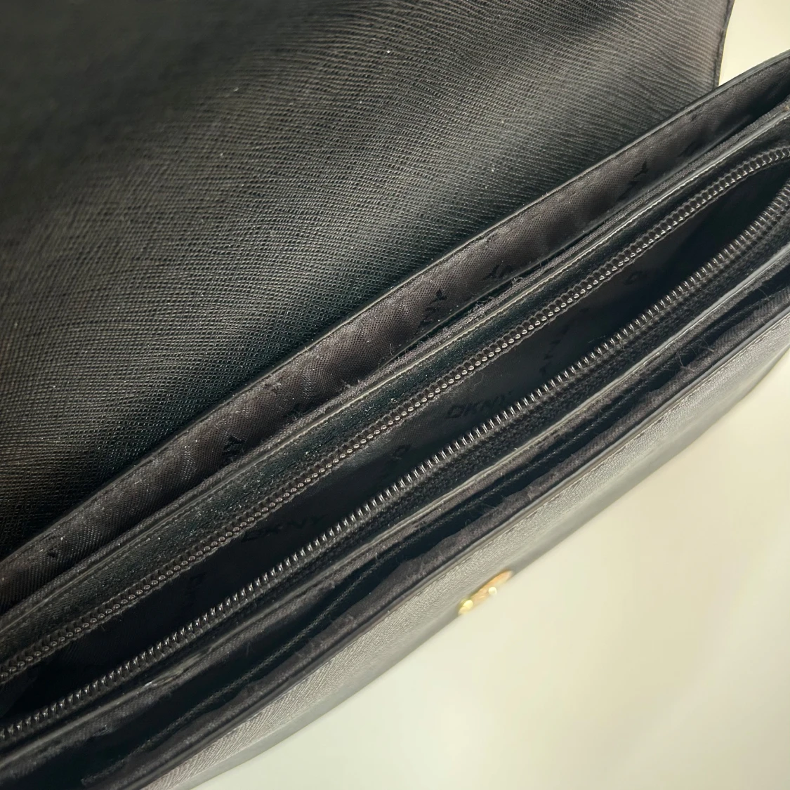 Svart axelväska från DKNY med guldkedja - 3