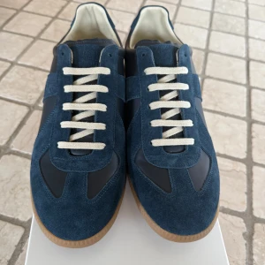 Maison Margiela Gats - Maison Margiela gats i storlek 43. Skorna är knappt använda och är i väldigt bra skick. Inga tydliga fläckar eller defekter. Pris kan diskuteras vid snabb affär.