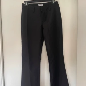 Svarta bootcut kostymbyxor  - Snygga svarta kostymbyxor från Madlady med bootcut-ben och klassisk passform. 