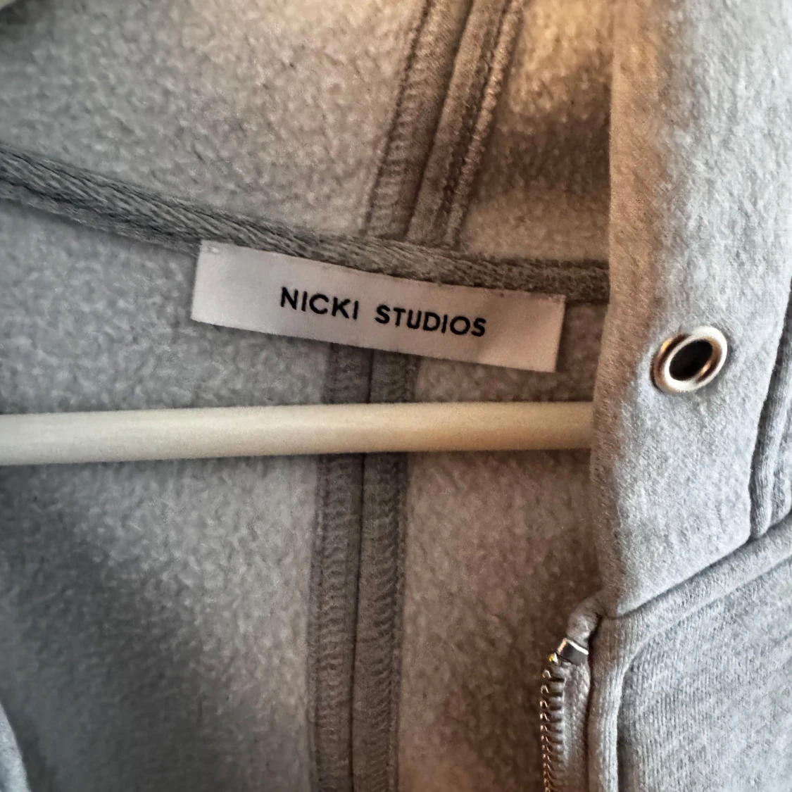 Grå hoodie från Nicki Studios - 2