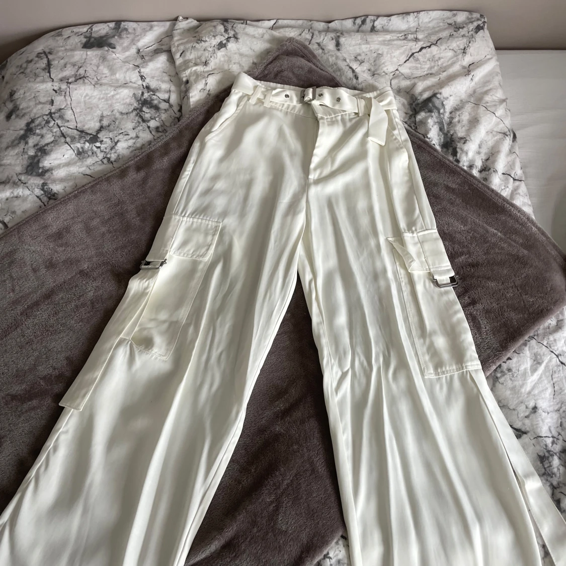 Vita cargopants med bälte - 1