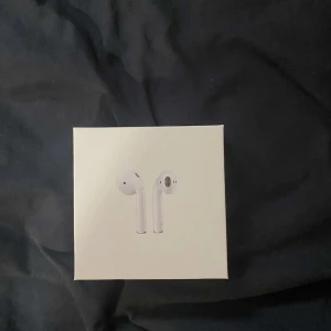 Hörlurar  - Säljer dessa då jag inte använder dem längre. Allt funkar som det ska, bra ljud och batteritid. Fodralet är med såklart. Knappt använda så dom är i riktigt fint skick, rena och fräscha.