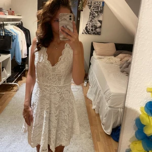 Vit spetsklänning/student klänning från Bubbleroom XS - Superfin vit kortklänning från Bubbleroom med v-ringning😊😊(Skickar tyvärr bara iväg via instabox)😊