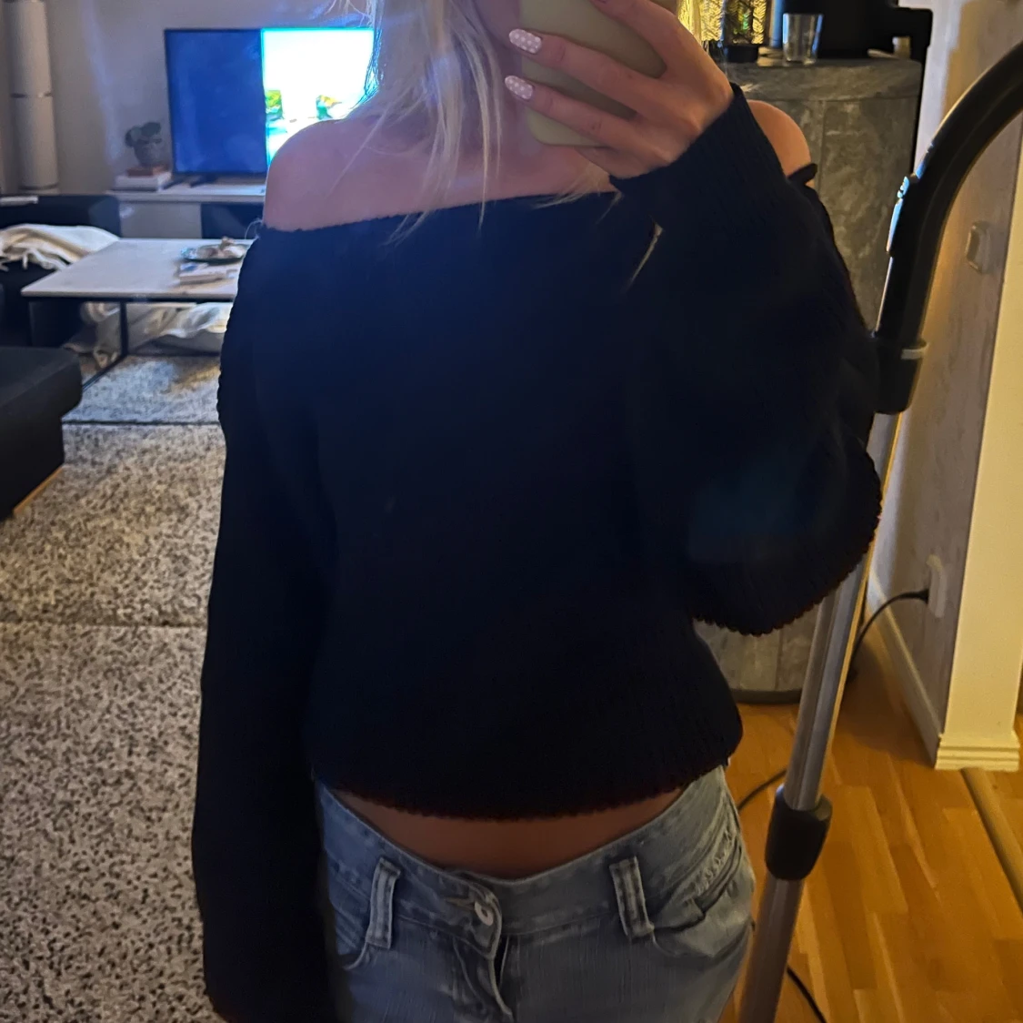 Mörkblå offshoulder stickad tröja