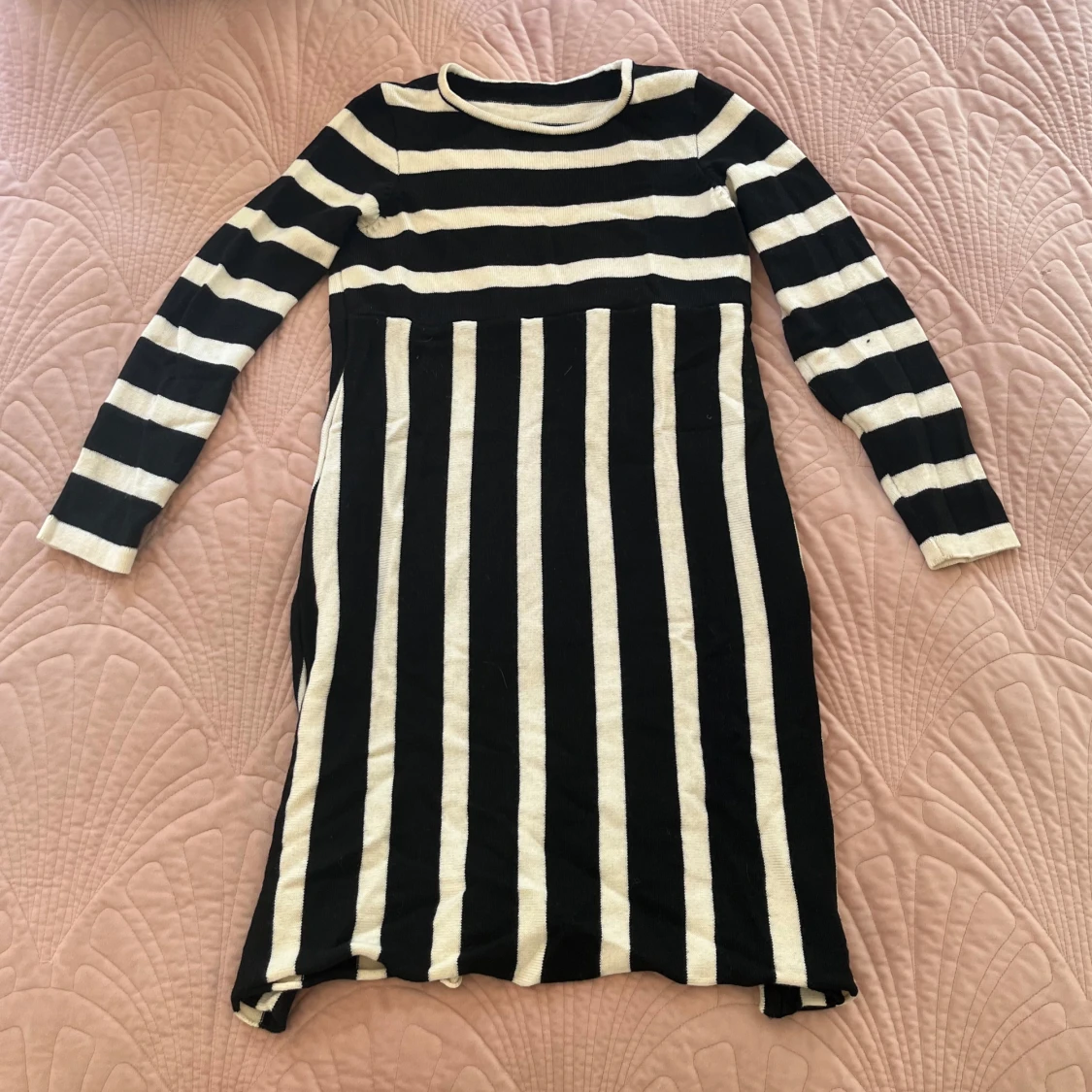 Svartvit stickad randig klänning