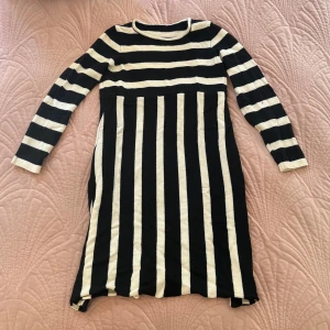 Svartvit stickad randig klänning - Så snygg! Står ingen storlek men uppskattar XS/S