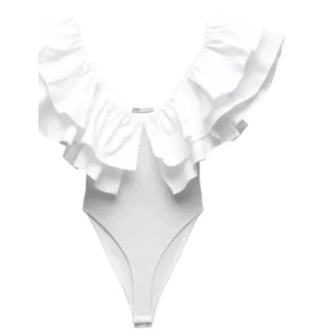 Volangbody zara - Fin volangbody från zara som är slutsåld. Har badräktsliknande matrial nedtil plus puffiga volanger upptill i två sektioner. Köptes i våras och ej kommit till användning där heller💕