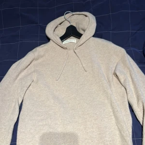 Beige cashmere hoodie  - Mjuk och lyxig beige hoodie från Sayless i 100% cashmere. Tröjan är använd ett par gånger men är forfarande i jätte bra skick. Säljer tröjan eftersom att jag köpte den liten. Tycker att priset är ganska rimligt eftersom en ny Hoodie kostar runt 1300-1700. Vid någon fundering skriv till mig!👍