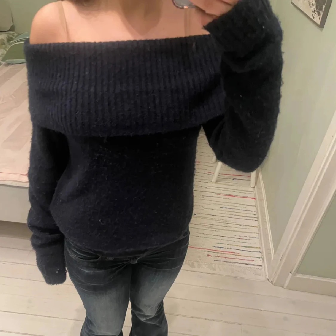 Mörkblå offshoulder stickad tröja Gina Tricot