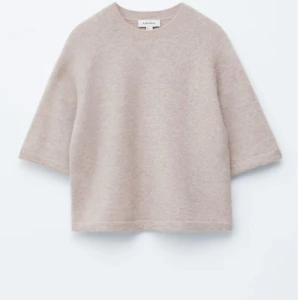 Beige stickad tröja från & Other Stories - Säljer en supermjuk beige stickad tröja från & Other Stories.🫶🏻 köpte för 800💕