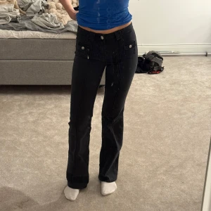 Hm jeans - Svarta bootcut jeans från HM i storlek 32, men passar mig som 34/36, skriv om du har några frågor🥰