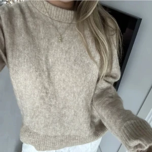 Stickad tröja mohair/ull - Jättefin stickad tröja i mohair och ull mix. Superbra skick, knappt använd. Storlek M men skulle säga att den är mer som xs/s beroende på hur man vill ha den