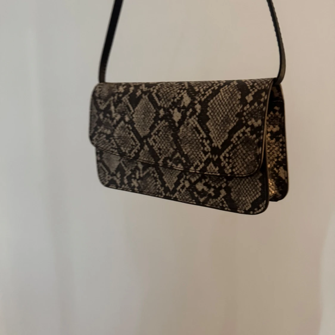 Axelväska med ormmönster i skinnimitation