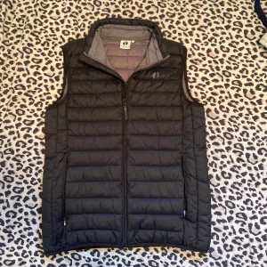 Svart dunväst från Hang Ten - S men jag skulle säga det är en medium 