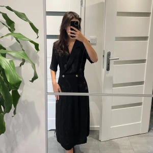 Svart klänning  - Aldrig använd, jag har bara testat den då jag inte hann göra en retur. Köpt för 599kr.