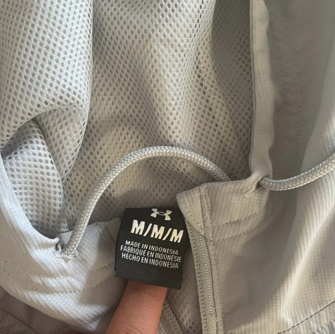 Ljusgrå vindjacka från Under Armour - 1