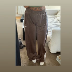 Adidas  - adidas FIREBIRD Träningsbyxor  I färgen trace brown Endast provade 