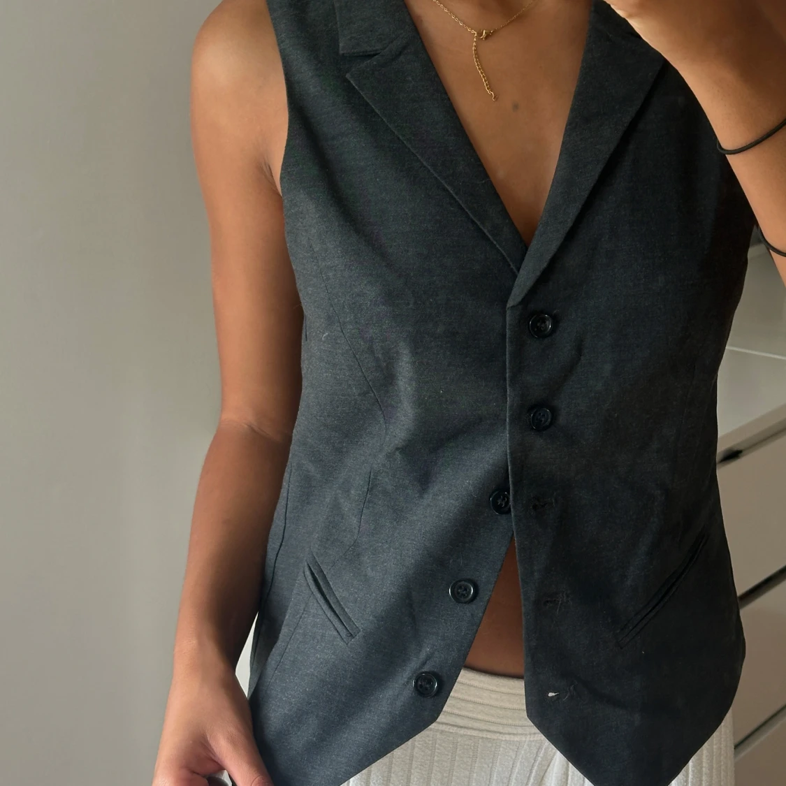 Mörkgrå kostymväst med knappar