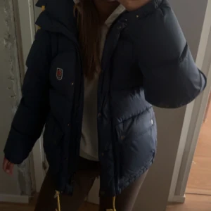 Mörkblå dunjacka från Fjällräven - Säljer en mörkblå dunjacka från Fjällräven, modellen down jacket lite. Köptes förra vintern inga defekter säljer för jag ska köpa ny färg 